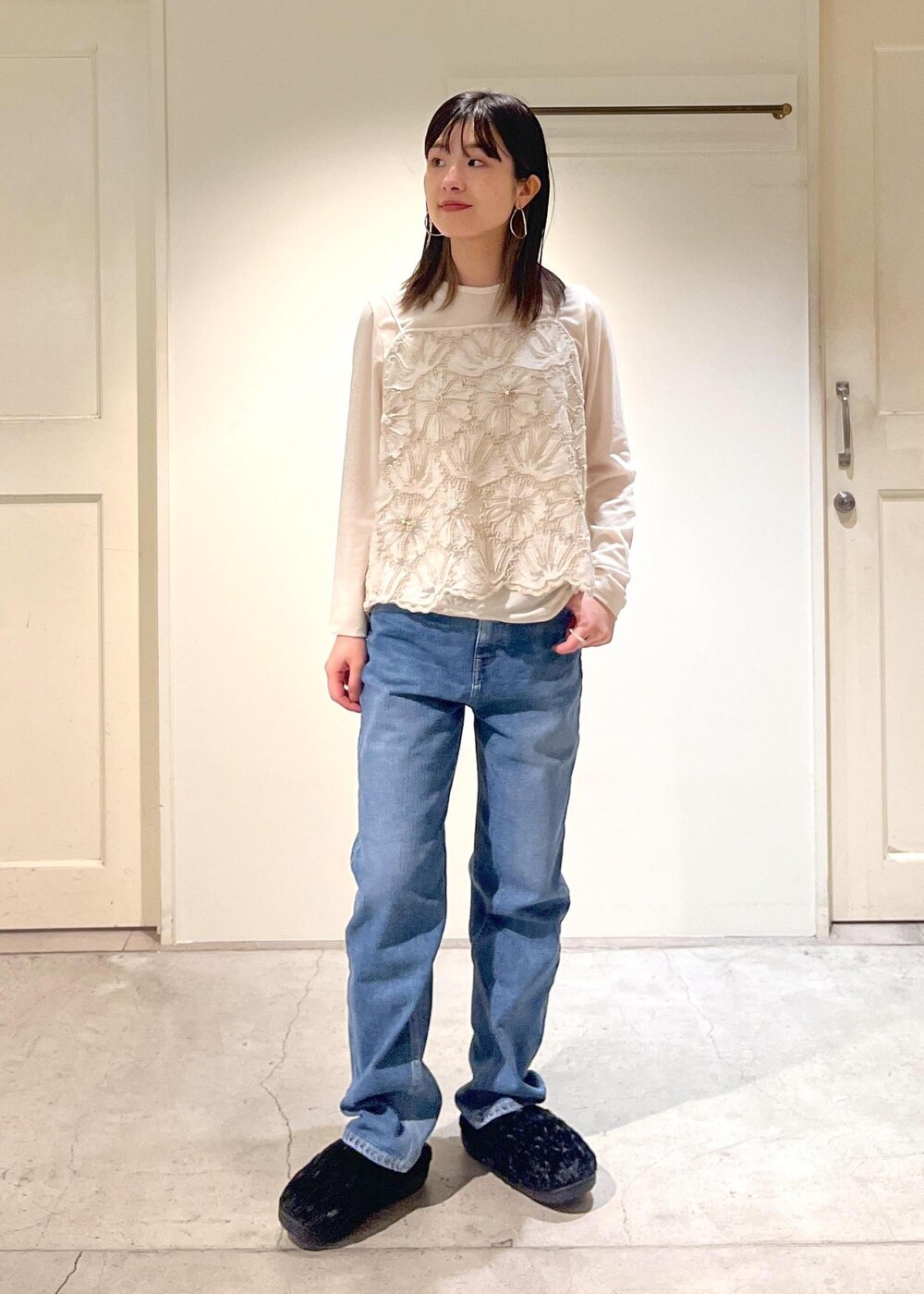 「フォックスカシミヤ、アウター、ブラック、Tシャツ、ベロア、シアー、ホワイト、レース、フラワー、RED CARD TOKYO、デニム、SUBU、スリッポン、秋コーデ、初冬コーデ」｜「SALON adam et rope'のフォックスカシミヤノーカラーブルゾン（ブルゾン、ブラック系）」を使った、michiruさん（レディース・156cm）の冬コーディネートの8枚目の写真