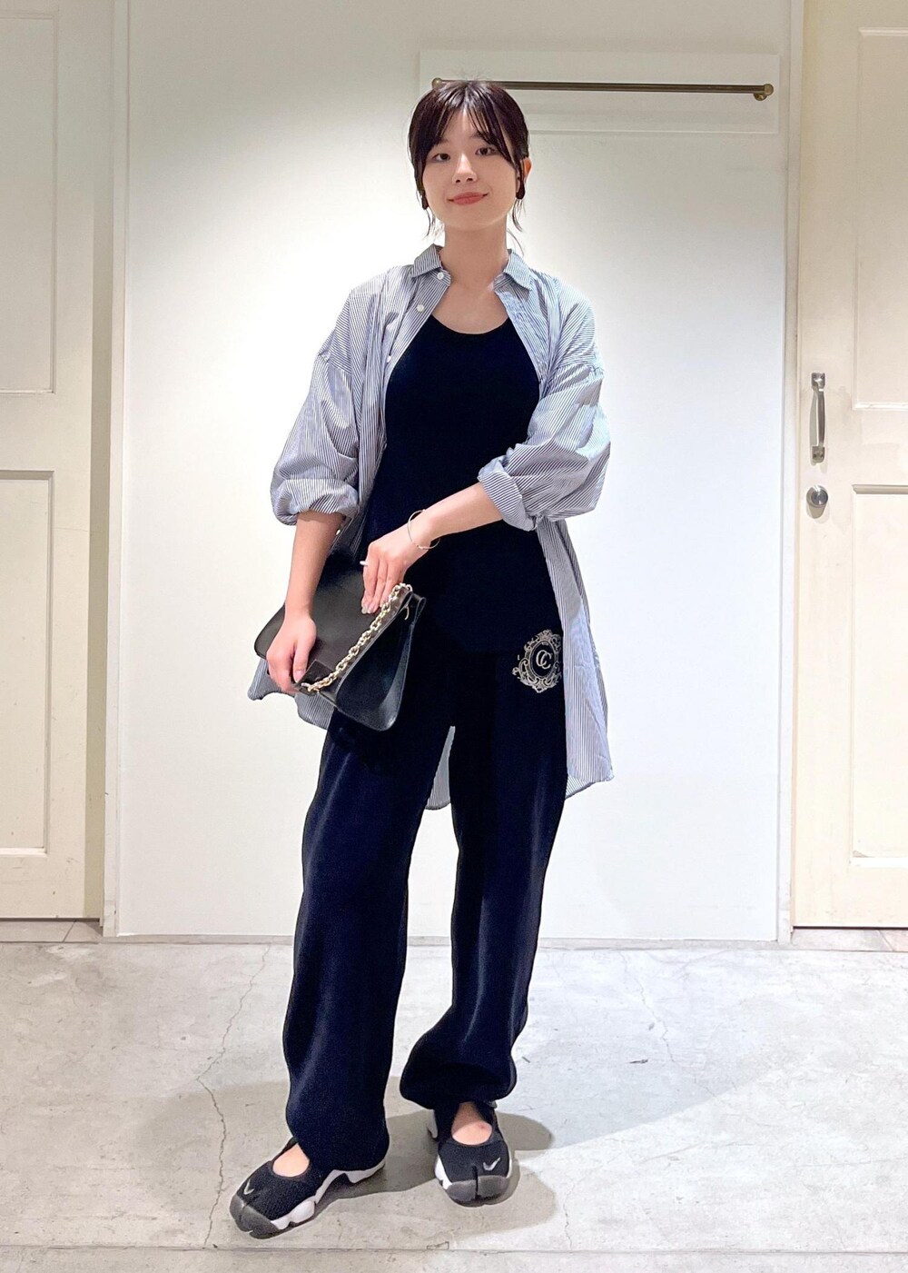 「INDIVIDUALIZED SHIRTS for SALON、INDIVIDUALIZED SHIRTS、シャツ、オーバーシャツ、ストライプ、ブルー、CreamyCotton、クリーミーコットン、スウェット、クラッチバッグ、レザー、ブラック、ハンドバッグ、セットアップ、初秋コーデ」｜「SALON adam et rope'の【2WAY】レザースクエアチェーンクラッチショルダーバッグ（ショルダーバッグ、ブラック系）」を使った、michiruさん（レディース・156cm）の夏コーディネートの2枚目の写真