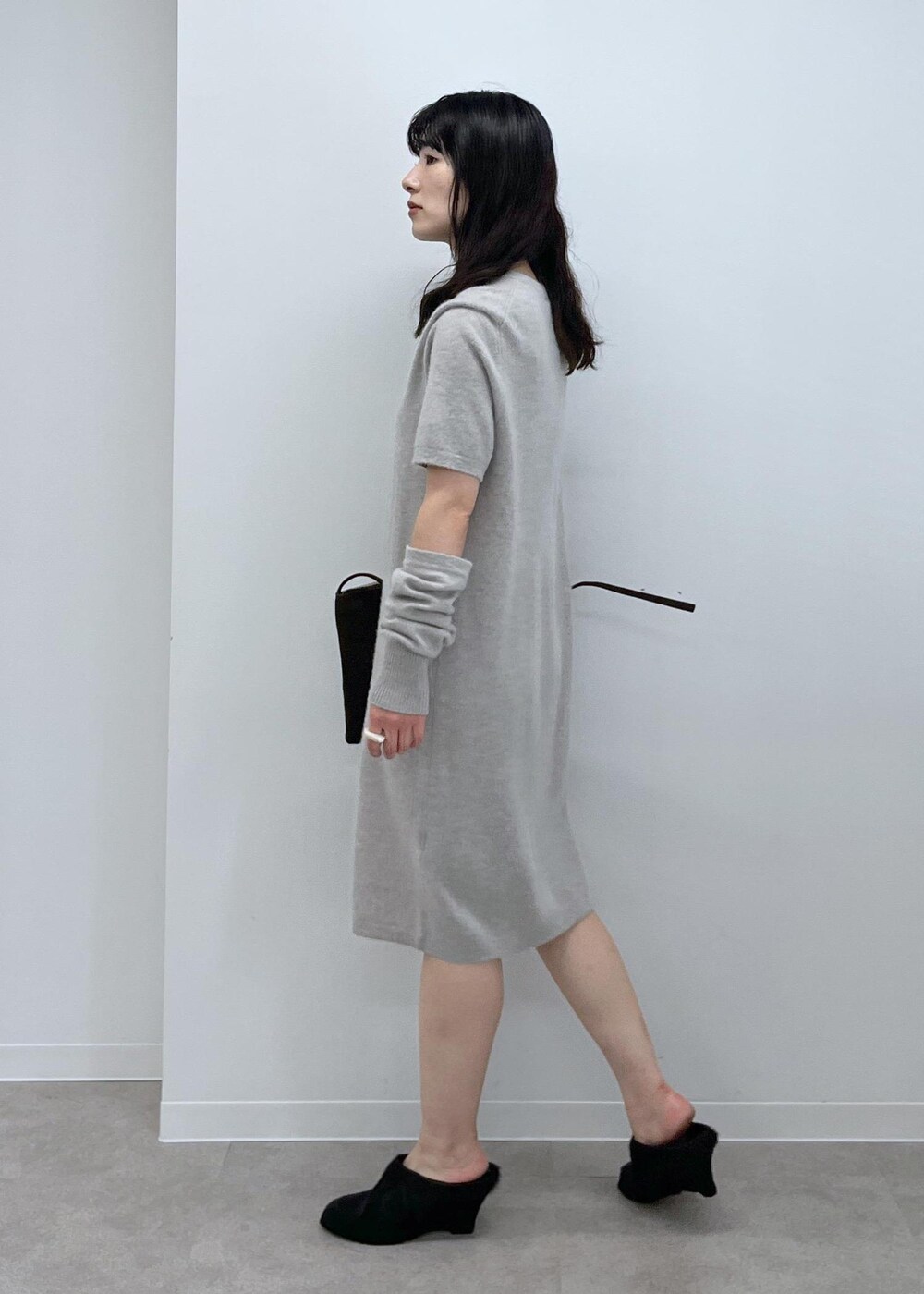 ブラウン系のショルダーバッグ、ベージュ系のワンピース、ブラック系のその他シューズを着用したレディースの秋コーディネートの3枚目の写真