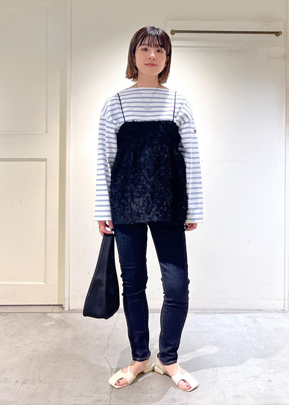 「SAINT JAMES、ウェッソン、ドロップショルダー、ボーダー、KIRYU、redcardtokyo、popup、ハンドバッグ、ブラック、キャミソール、ビスチェ、パンツ、デニム、サンダル、サロンアダムエロペ」｜「SALON adam et rope'のジャガードワンハンドルバッグ（ハンドバッグ、ブラック系）」を使った、michiruさん（レディース・156cm）の春コーディネートの2枚目の写真