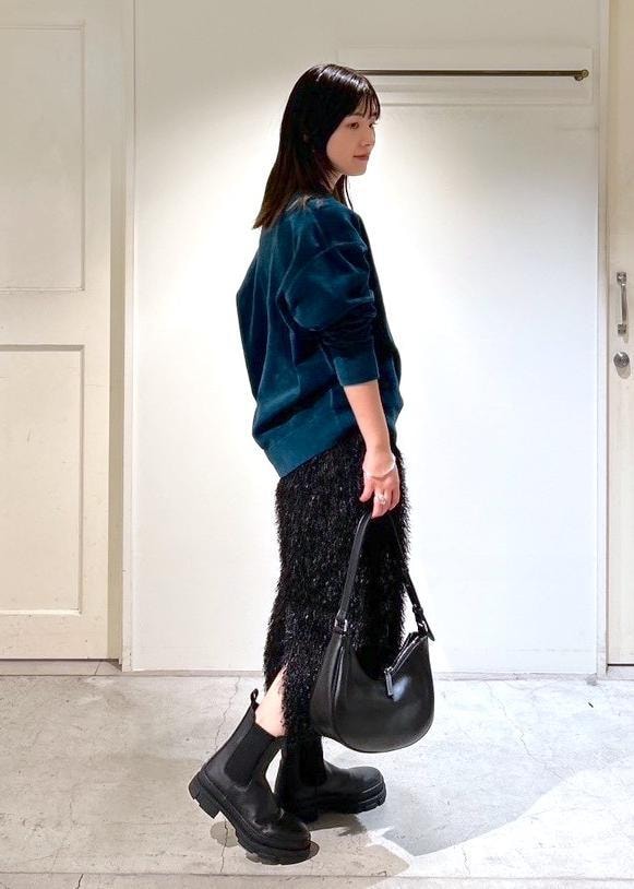 「CreamyCotton、クリーミーコットン、プルオーバー、オーガニックコットン、グリーン、COUTURE D'ADAM、フェザー、ブラック、REMME、チェルシーブーツ、レザー、BRENTELLA、バッグ、初春コーデ、秋コーデ」｜「REMMEの【REMME（レメ）】クラシックチェルシーブーツ（ブーツ、ブラック系）」を使った、michiruさん（レディース・156cm）の冬コーディネートの4枚目の写真
