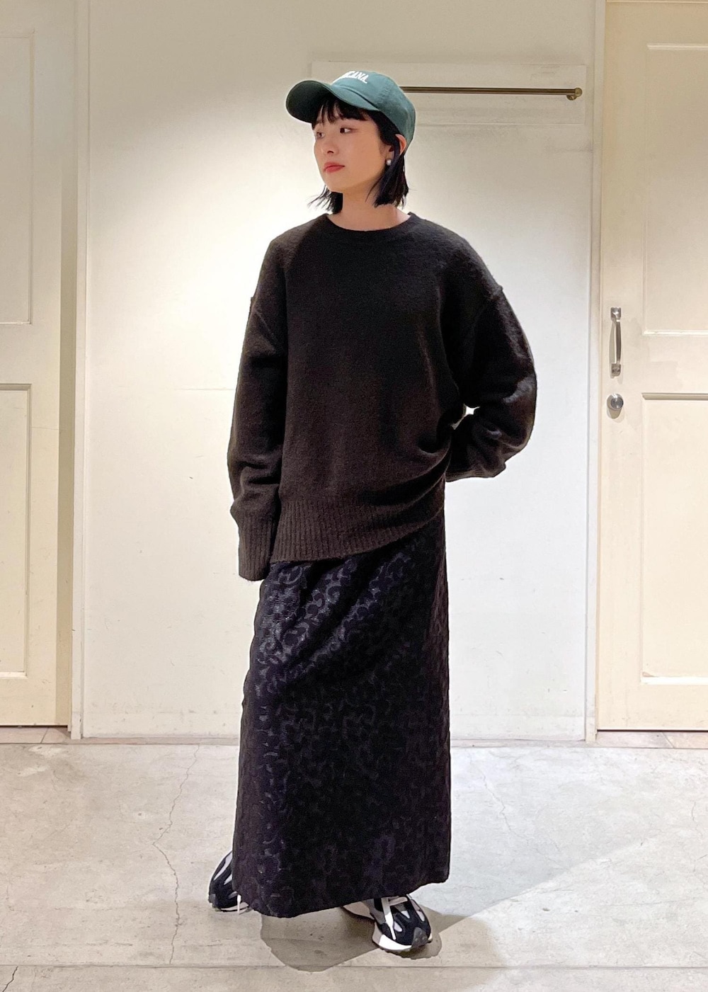 「アルパカ、ワンピース、キャミワンピース、ジャガード、桐生織、NEW BALANCE、ニューバランス、ブラック、Americana、アメリカーナ、キャップ、グリーン、ブラウン、プルオーバー、ニット」｜「SALON adam et rope'の【NIPPON CULTURE】ジャガードキャミワンピース（ワンピース、ブラック系）」を使った、michiruさん（レディース・156cm）の秋コーディネートの3枚目の写真