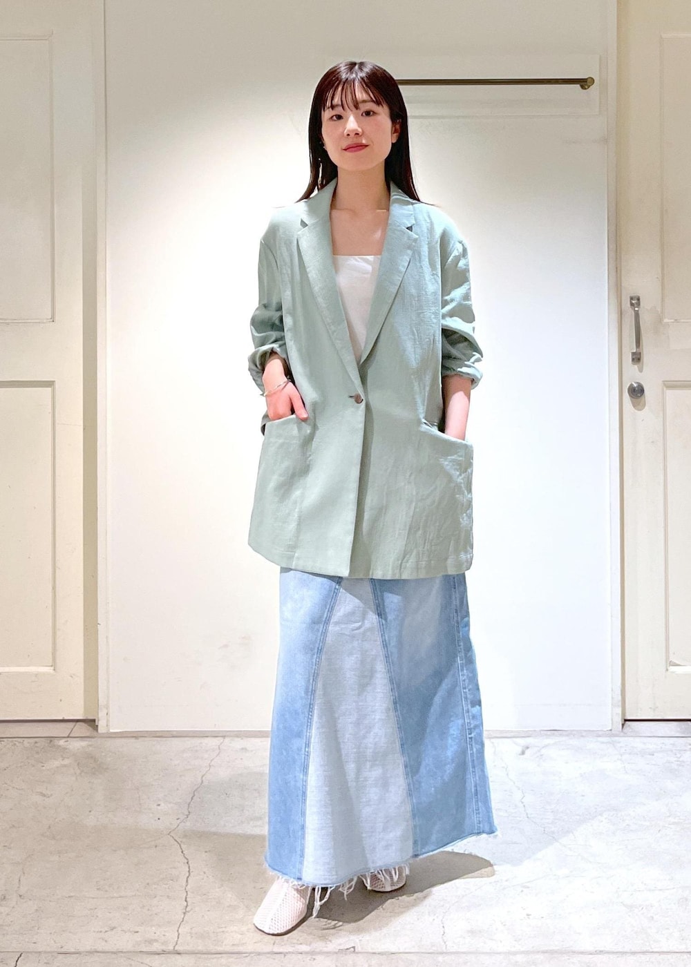 「春ジャケット、羽織、オーガニックコットン、グリーン、PELLICO SUNNY、redcardtokyo、Vivan、デニムスカート、初春コーデ、春コーデ、デートコーデ、お出かけコーデ、旅行コーデ、推し活コーデ、女子会コーデ」｜「SALON adam et rope'のオーガニックコットンダブルガーゼジャケット（テーラードジャケット、グリーン系）」を使った、michiruさん（レディース・156cm）の春コーディネートの7枚目の写真