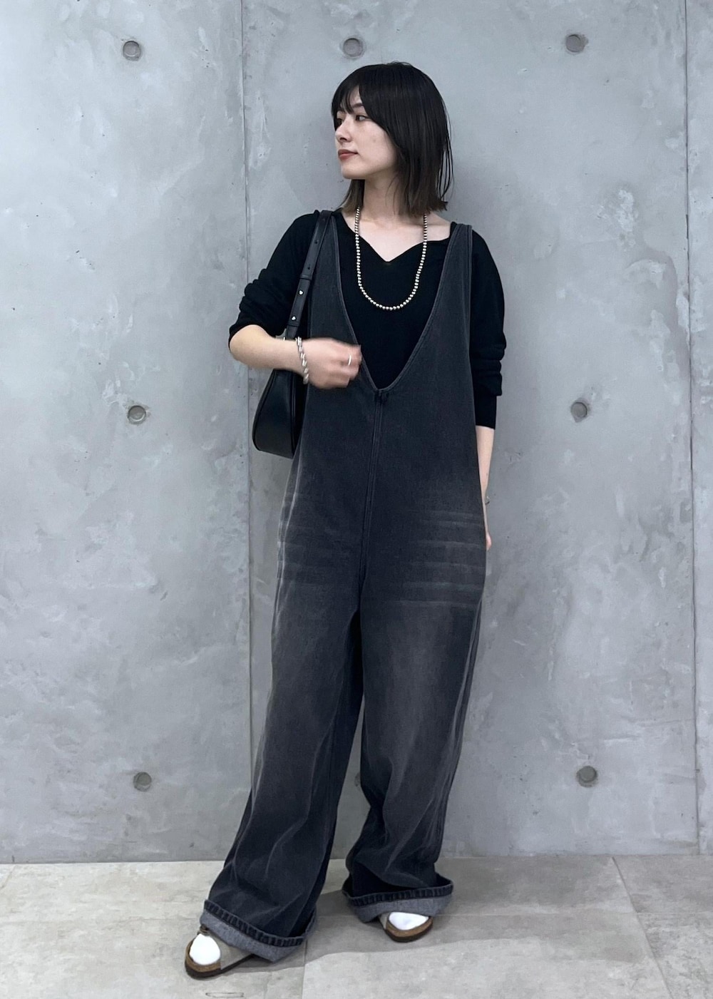 「ウォッシャブルウール、ニット、WEB限定、デニム、AULENTTI、ERICKA NICOLAS BEGAY、シルバー、ブラック、レザー、レザーバッグ、プルオーバー、オールインワン、サロペット、オーバーオール、初秋コーデ」｜「SALON adam et rope'のウォッシャブルウールVネックプルオーバー（ニット/セーター、ブラック系）」を使った、michiruさん（レディース・156cm）の夏コーディネートの2枚目の写真
