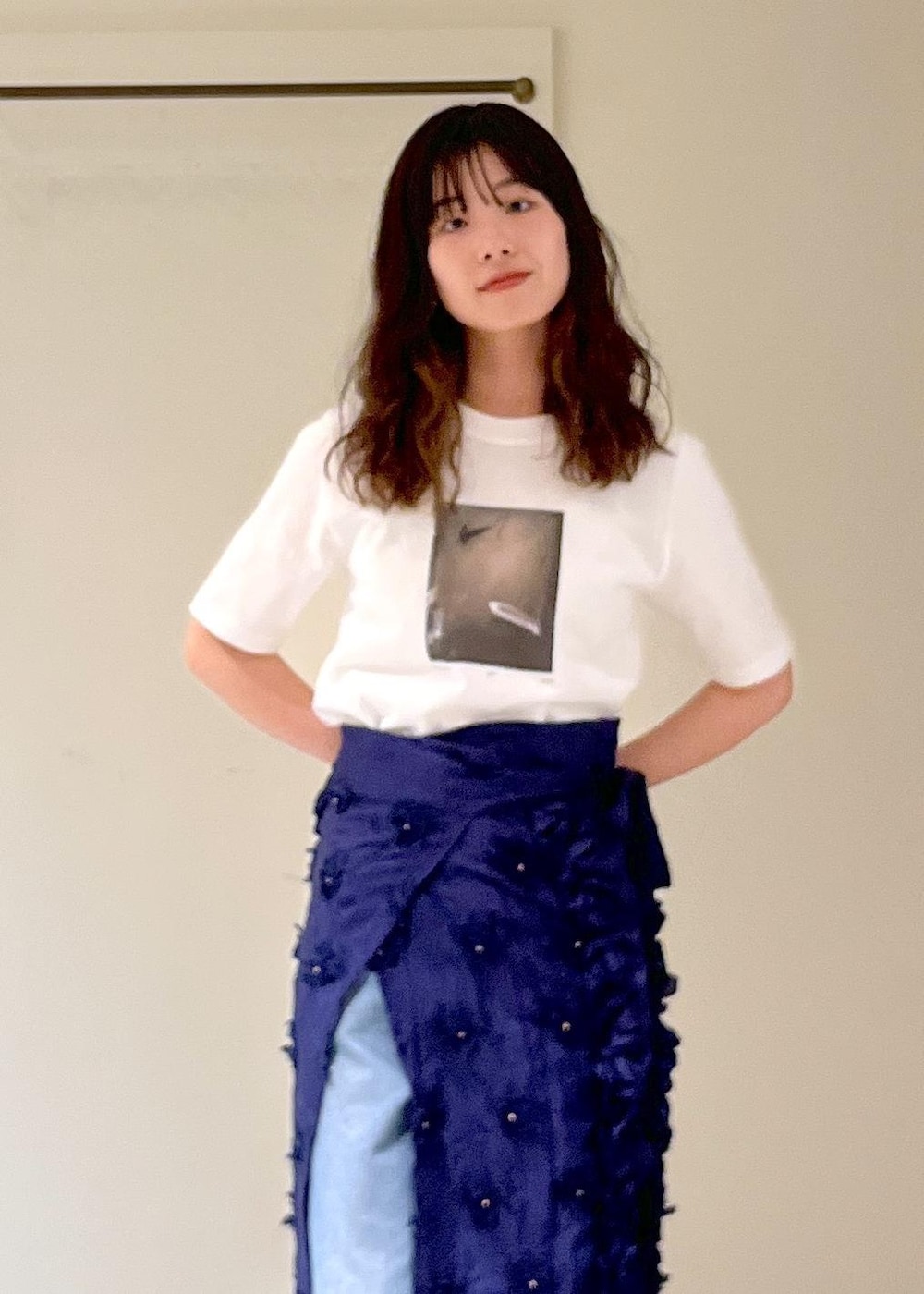 「Yasuko Hirano、平野泰子、アートプリント、KURO for SALON、OPTIMA SIDELINE、デニム、crinkle crinkle crinkle、クリンクルクリンクルクリンクル、ネイビー、巻きスカート、NICOLAS LAINAS、レザー、エプロンスカート、初夏コーデ、夏コーデ」｜「NICOLAS LAINASの【NICOLAS LAINAS（ニコラスライナス）】サンダル（サンダル、ブラック系）」を使った、michiruさん（レディース・156cm）の春コーディネートの5枚目の写真