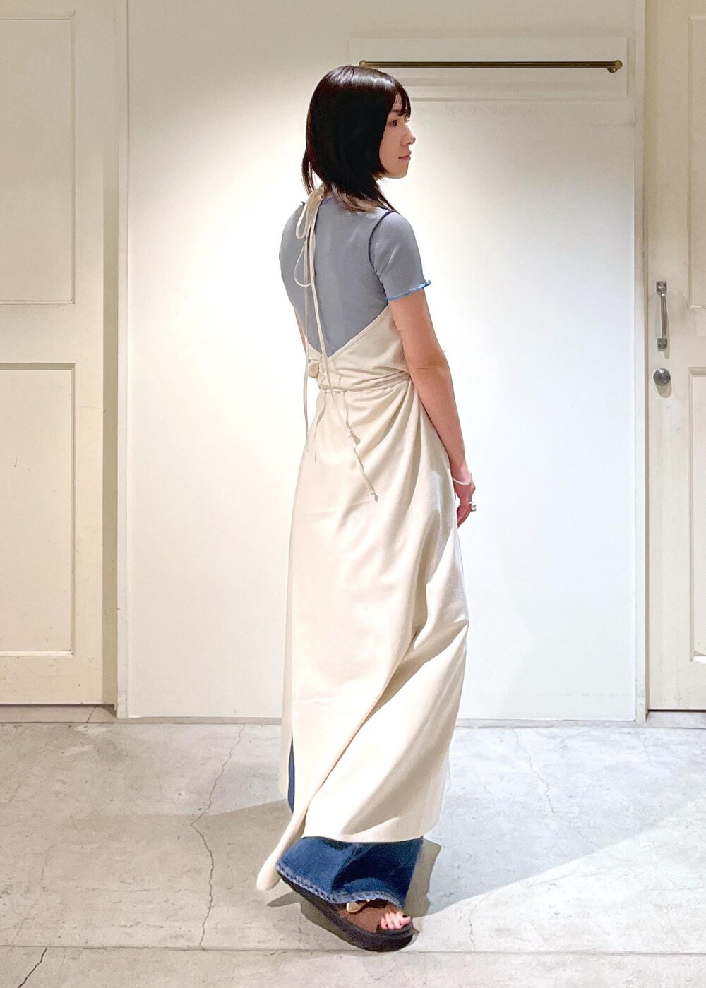 「Baserange、Tシャツ、シアー、ライトグレー、ホルターネックドレス、エプロン、ロング丈、ホワイト、オーガニックコットン、シルク、デニム、バギーデニム、ワイドパンツ、ブルー、MOHI」｜「SALON adam et rope'のセンタープレスバギーデニム（デニムパンツ、ブルー系）」を使った、michiruさん（レディース・156cm）の冬コーディネートの4枚目の写真