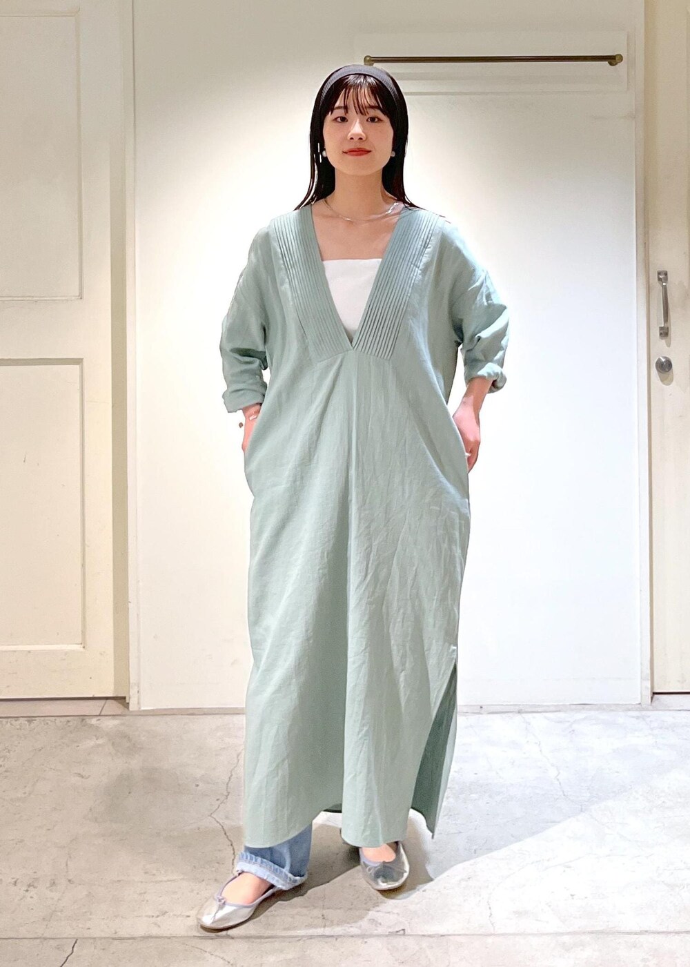 「オーガニックコットン、Vネック、グリーン、RED CARD TOKYO、RED CARD TOKYO for SALON、Dakota、デニム、ミニバッグ、レザー、シルバー、初春コーデ、春コーデ、デートコーデ、お出かけコーデ、旅行コーデ」|「RED CARD TOKYOの【RED CARD TOKYO(レッドカードトーキョー)for SALON】別注Dakota/デニム(デニムパンツ、ブルー系)」を使った、michiruさん(レディース・156cm)の春コーディネートの9枚目の写真