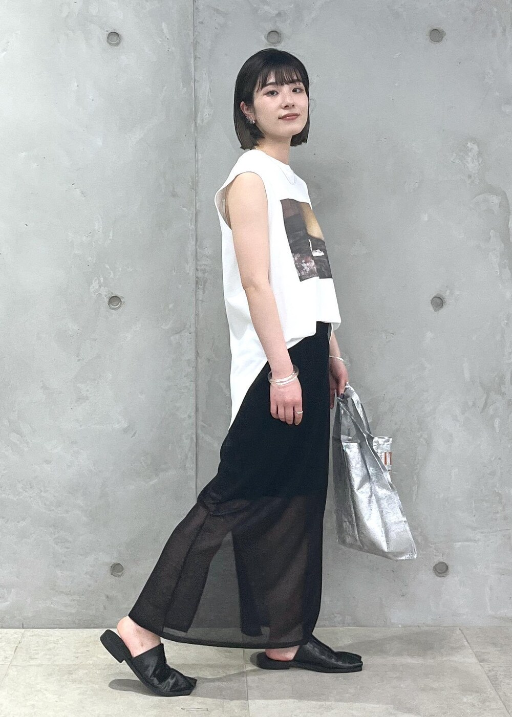 「Alec Soth、Tシャツ、シアー、Gabriela Coll Garments、BRIGITTE TANAKA × SALON、BRIGITTE TANAKA、ブリジットタナカ、シルバー、トートバッグ、ブラック、ホワイト、プルオーバー、ノースリーブ、スカート、タイトスカート」｜「SALON adam et rope'のシアーナローニットスカート【洗える】（スカート、ブラック系）」を使った、michiruさん（レディース・156cm）の春コーディネートの6枚目の写真