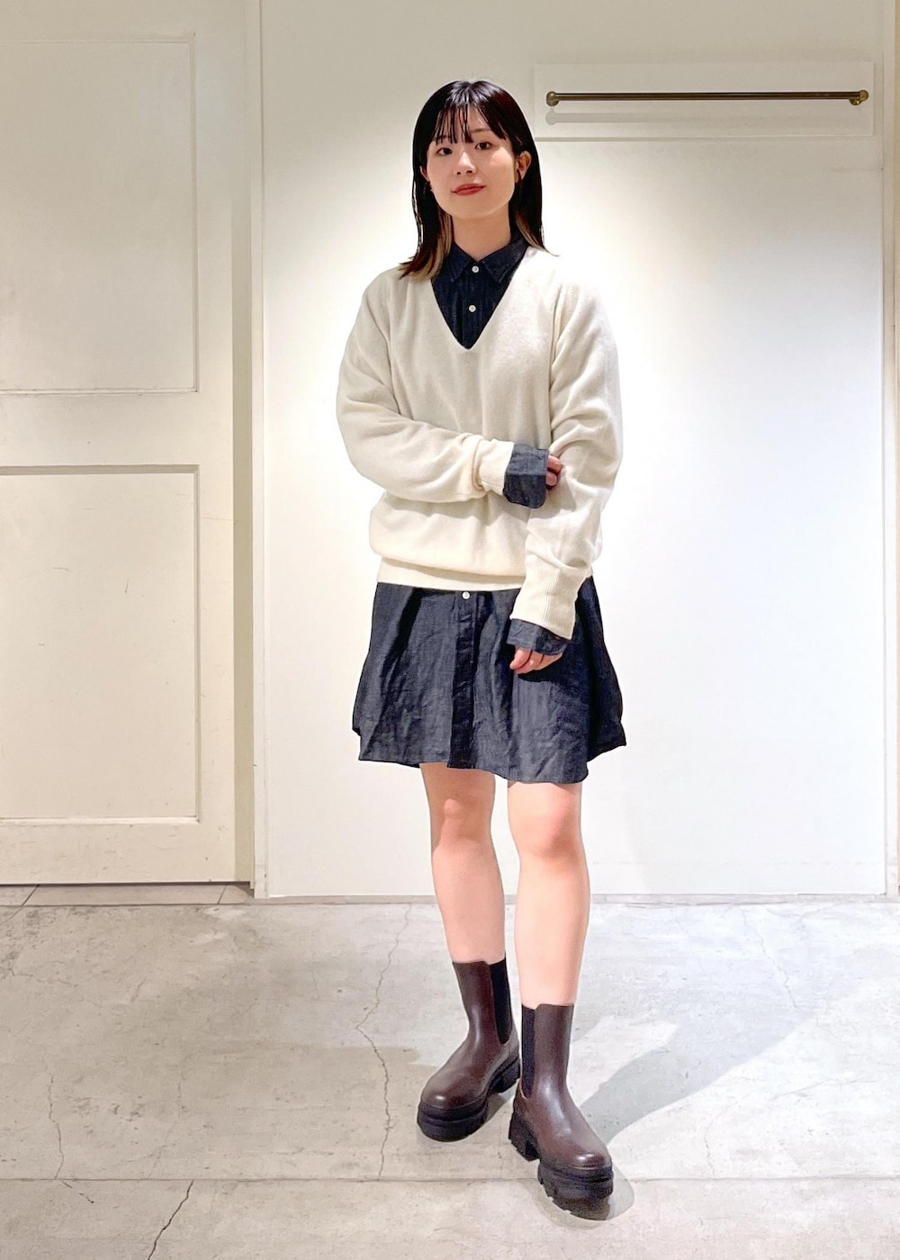 「カシミヤ、ニット、プルオーバー、ホワイト、Ｖネック、INDIVIDUALIZED SHIRTS for SALON、シャツ、オーバーシャツ、デニムシャツ、ブラック、REMME、チェルシーブーツ、ダークブラウン、レザー、秋コーデ」｜「SALON adam et rope'の【雑誌掲載】【追加】レザーボックスショルダーバッグ/クロスボディバッグ（ショルダーバッグ、ブラウン系）」を使った、michiruさん（レディース・156cm）の秋コーディネートの7枚目の写真