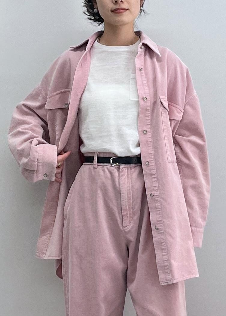 ホワイト系のTシャツ/カットソー、ブラック系のローファー、ピンク系のシャツ/ブラウスを着用したレディースの夏コーディネートの7枚目の写真