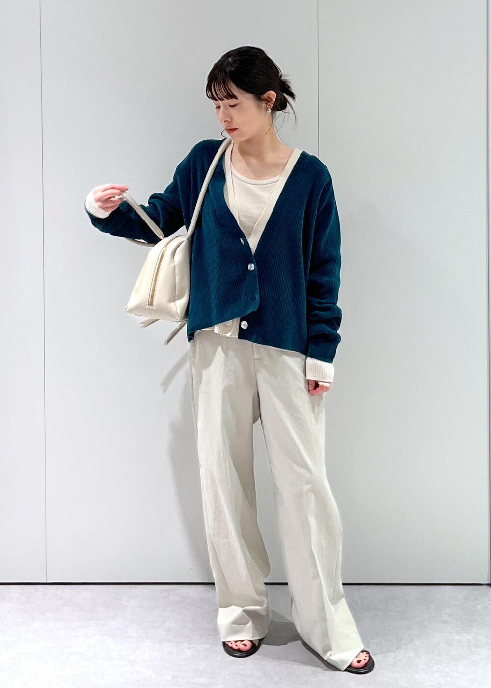 「CreamyCotton、クリーミーコットン、オーガニックコットン、Vネック、グリーン、ホワイト、ハイウエスト、BRENTELLA、ミュール、レザー、初春コーデ、春コーデ、初秋コーデ、秋コーデ、初冬コーデ」|「SALON adam et rope'のスプリットレザーミドルボストンバッグ(ボストンバッグ、ホワイト系)」を使った、michiruさん(レディース・156cm)の冬コーディネートの4枚目の写真