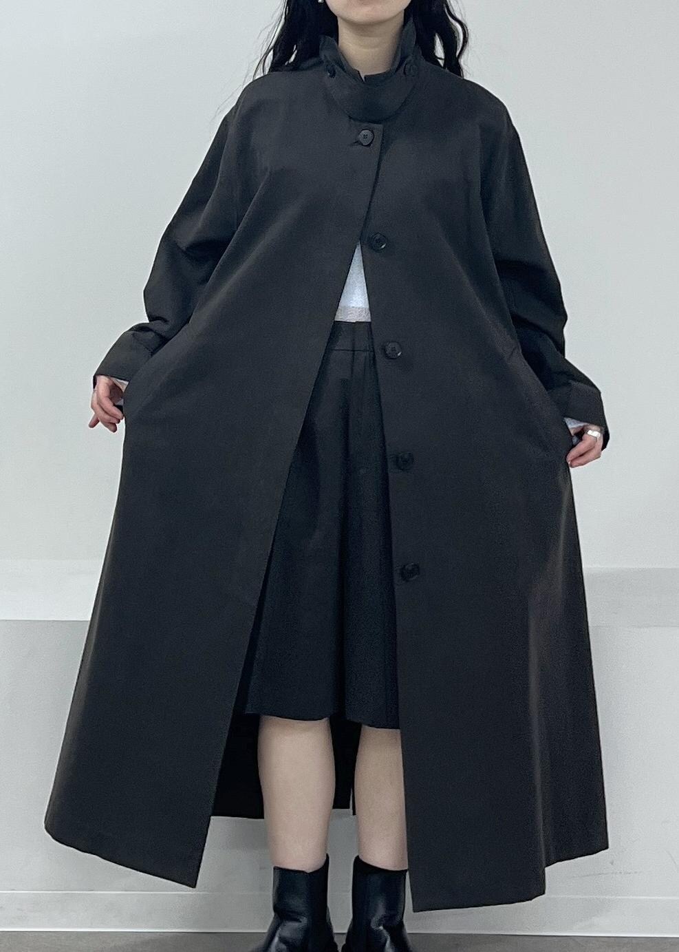 ブルー系のニット/セーター、グレー系のステンカラーコート、グレー系のその他パンツを着用したレディースの冬コーディネートの10枚目の写真