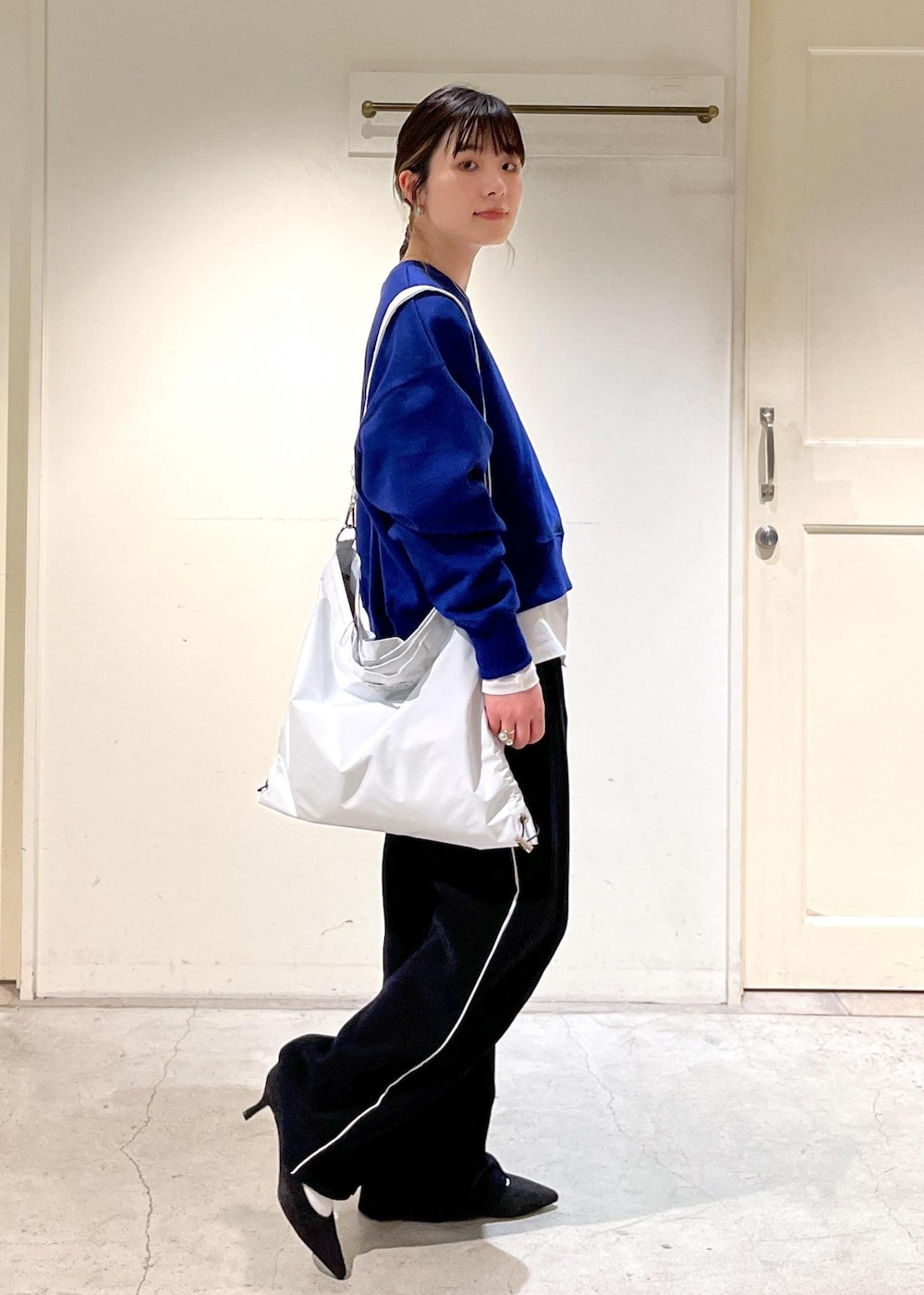 「24SS春の新作、スウェット、プルオーバー、KARL BLOSSFELD、Tシャツ、トラックパンツ、サロンアダムエロペ、トートバッグ、Americana for SALON、Americana、アメリカーナ、ポーチセット、ライトグレー、クリーミーコットン、ブラック」|「SALON adam et rope'の【KARL BLOSSFELD】フォトロングスリーブTシャツ(Tシャツ/カットソー、ホワイト系)」を使った、michiruさん(レディース・156cm)の冬コーディネートの3枚目の写真