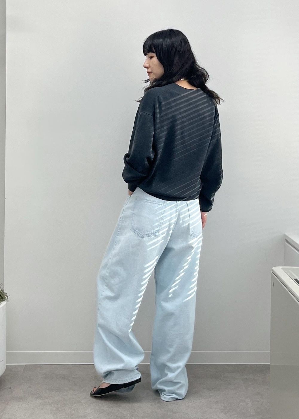 ブルー系のデニムパンツ、グレー系のカーディガン/ボレロ、ブラック系のショルダーバッグを着用したレディースの夏コーディネートの5枚目の写真