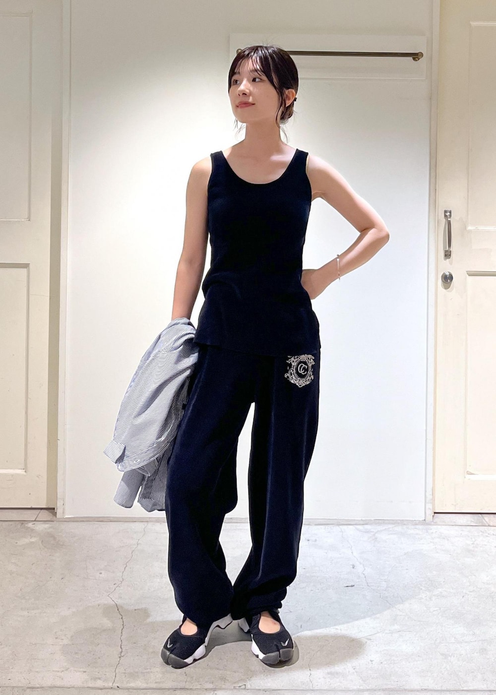 「INDIVIDUALIZED SHIRTS for SALON、INDIVIDUALIZED SHIRTS、シャツ、オーバーシャツ、ストライプ、ブルー、CreamyCotton、クリーミーコットン、スウェット、クラッチバッグ、レザー、ブラック、ハンドバッグ、セットアップ、初秋コーデ」｜「SALON adam et rope'の【2WAY】レザースクエアチェーンクラッチショルダーバッグ（ショルダーバッグ、ブラック系）」を使った、michiruさん（レディース・156cm）の夏コーディネートの8枚目の写真