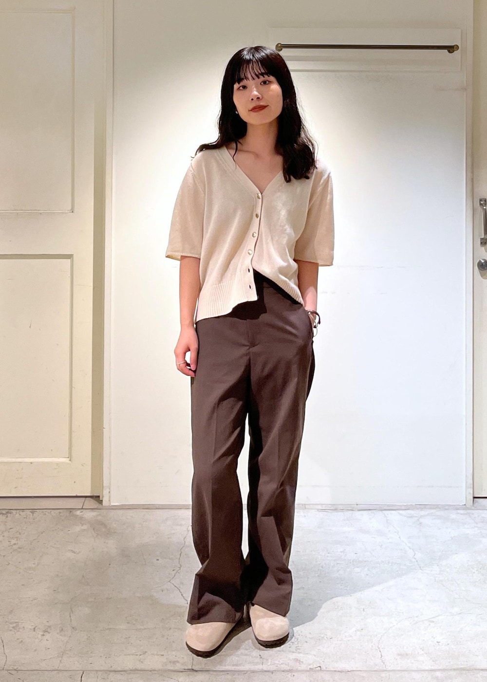 「羽織、半袖、ブラウン、BIRKENSTOCK、Boston、レザー、WS、Coca-Cola、初秋コーデ、秋コーデ、お仕事コーデ、お出かけコーデ、旅行コーデ、推し活コーデ、女子会コーデ」|「BIRKENSTOCKの【BIRKENSTOCK(ビルケンシュトック)】Boston/ボストン(サンダル、グレー系)」を使った、michiruさん(レディース・156cm)の夏コーディネートの7枚目の写真