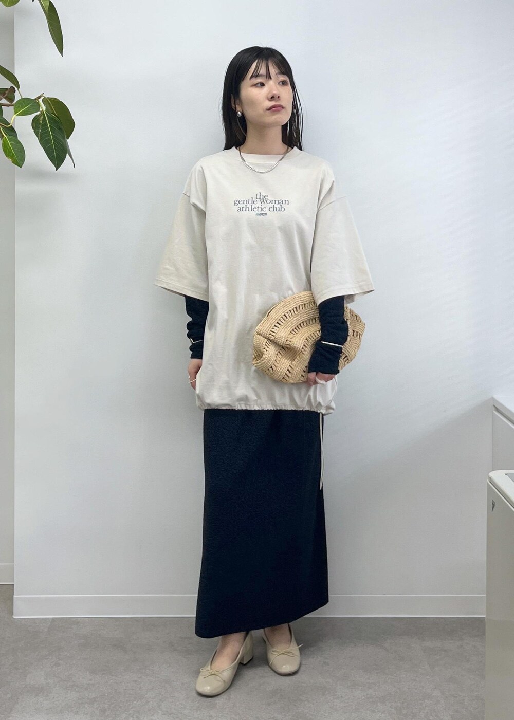 「Americana for SALON、Americana、Tシャツ、半袖、オーバーサイズ、オフホワイト、プルオーバー、クロップド丈、ラメ、ネイビー、タイトスカート、porselli、バレエヒール、ベージュ、MAISON N.H PARIS」|「SALON adam et rope'のシャイニージャカードクロップドプルオーバー(Tシャツ/カットソー、ブルー系)」を使った、michiruさん(レディース・156cm)の冬コーディネートの8枚目の写真