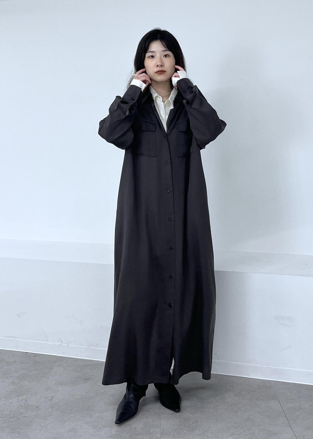 ホワイト系のシャツ/ブラウス、グレー系のワンピース、ブラック系のブーツを着用したレディースの秋コーディネートの8枚目の写真