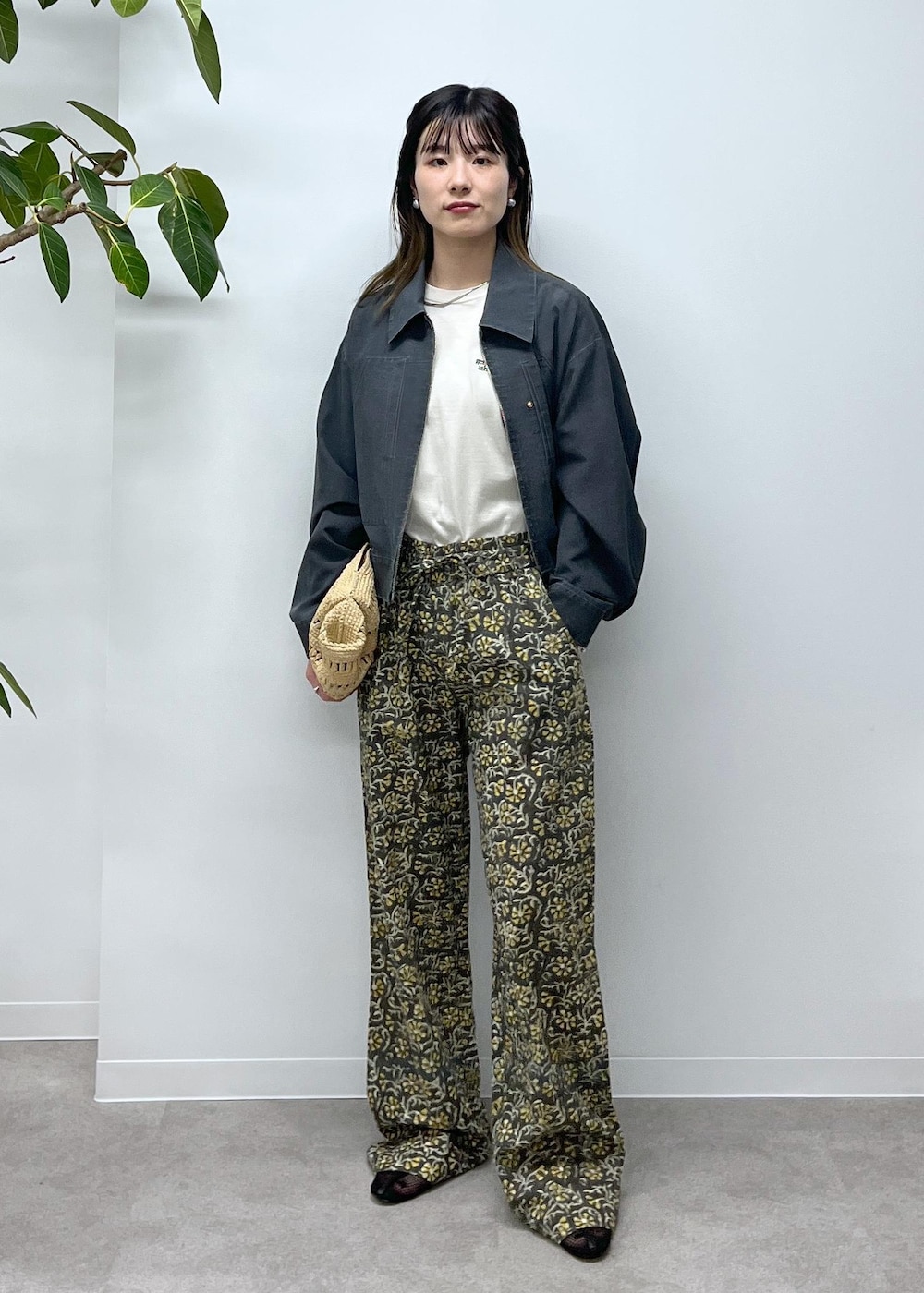 「チャコール、Americana for SALON、Americana、ノースリーブ、オフホワイト、COUTURE D'ADAM、ブロックプリント、グレー、柄、REMME、フラットシューズ、メッシュ、ブラック、MAISON N.H PARIS、クラッチバッグ」｜「REMMEの【REMME(レメ)】メッシュフラットシューズ（パンプス、ブラック系）」を使った、michiruさん（レディース・156cm）の冬コーディネートの2枚目の写真
