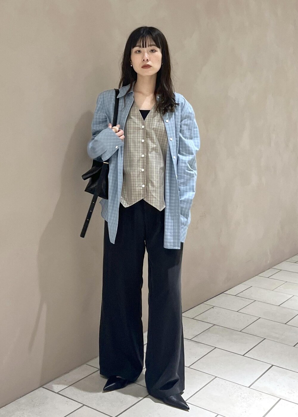 ブラック系のその他パンツ、ブラック系のショルダーバッグ、ブルー系のシャツ/ブラウスを着用したレディースの秋コーディネートの5枚目の写真