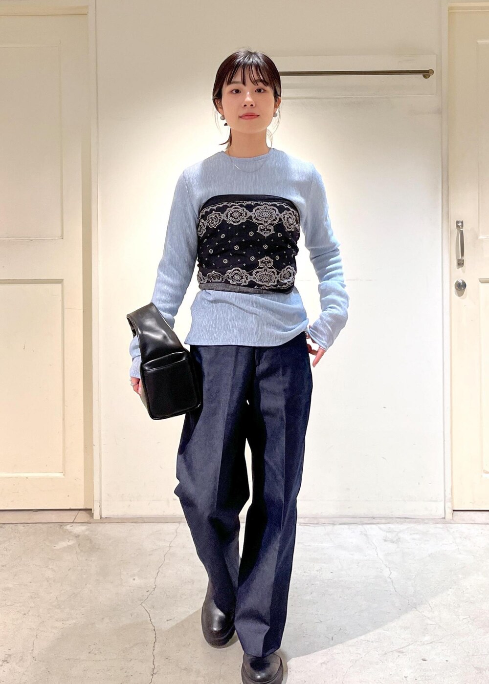 「Tシャツ、シアー、サックス、ハンドバッグ、ビスチェ、バンダナ、ブーツ、THROW、パンツ、デニム、ネイビー、ストレート、ブラック、サロンアダムエロペ、SALON adam et ropé」|「SALON adam et rope'のワンハンドルボックスミニバッグ(ハンドバッグ、ブラック系)」を使った、michiruさん(レディース・156cm)の冬コーディネートの3枚目の写真