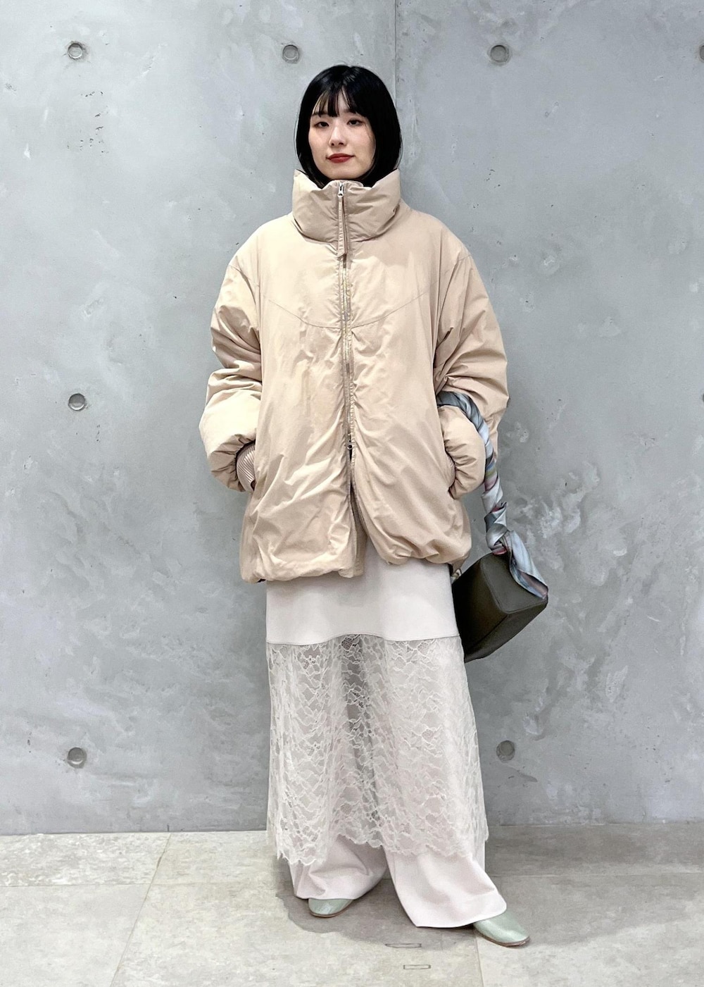 ベージュ系のダウンジャケット/コート、ホワイト系のその他パンツ、ホワイト系のワンピースを着用したレディースの冬コーディネートの8枚目の写真