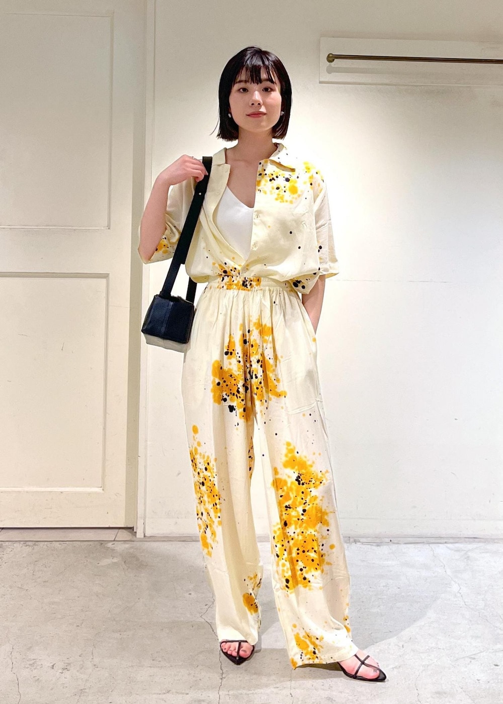 「SUKU HOME、パジャマ、ルームウェア、キャミソール、BRENTELLA、サンダル、レザー、シャツ、LA SCAIA、ブラック、ショルダーバッグ、ホワイト、花柄、イエロー、パンツ」｜「SALON adam et rope'のコットンリブカップ付きVネックキャミソール（キャミソール、ホワイト系）」を使った、michiruさん（レディース・156cm）の春コーディネートの2枚目の写真