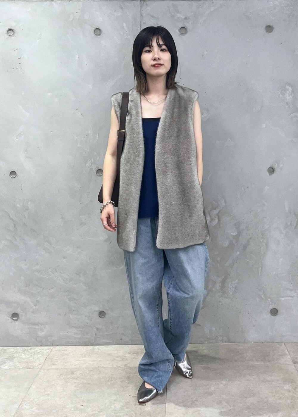 「ファー、ジレ、Gabriela Coll Garments、ウール、KURO for SALON、KURO、MARTINIANO、レザー、ブラウン、グレー、ノースリーブ、ブルー、デニム、シルバー、ローヒール」|「SALON adam et rope'の【雑誌掲載】【追加】レザーボックスショルダーバッグ/クロスボディバッグ(ショルダーバッグ、ブラウン系)」を使った、michiruさん(レディース・156cm)の夏コーディネートの3枚目の写真