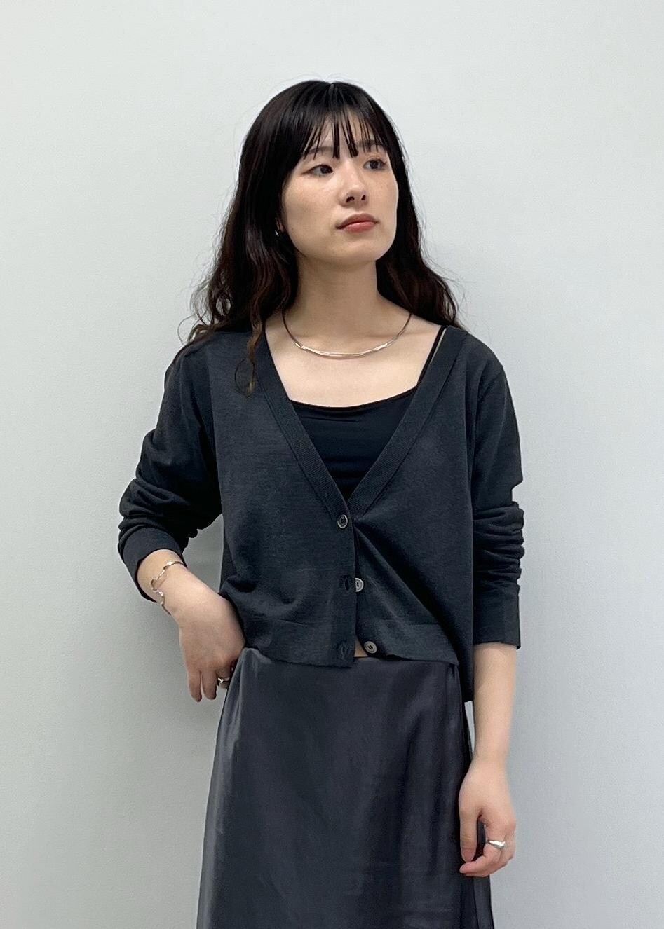 「ハイツイストコットン、Ｖネック、フレアスカート、サテン、アセテート、REMME、Letra for SALON、メルカドバッグ、レトラ、初春コーデ、春コーデ、初夏コーデ、お仕事コーデ、デートコーデ、お出かけコーデ」｜「REMMEの【REMME(レメ)】メッシュフラットシューズ（パンプス、ブラック系）」を使った、michiruさん（レディース・156cm）の春コーディネートの8枚目の写真