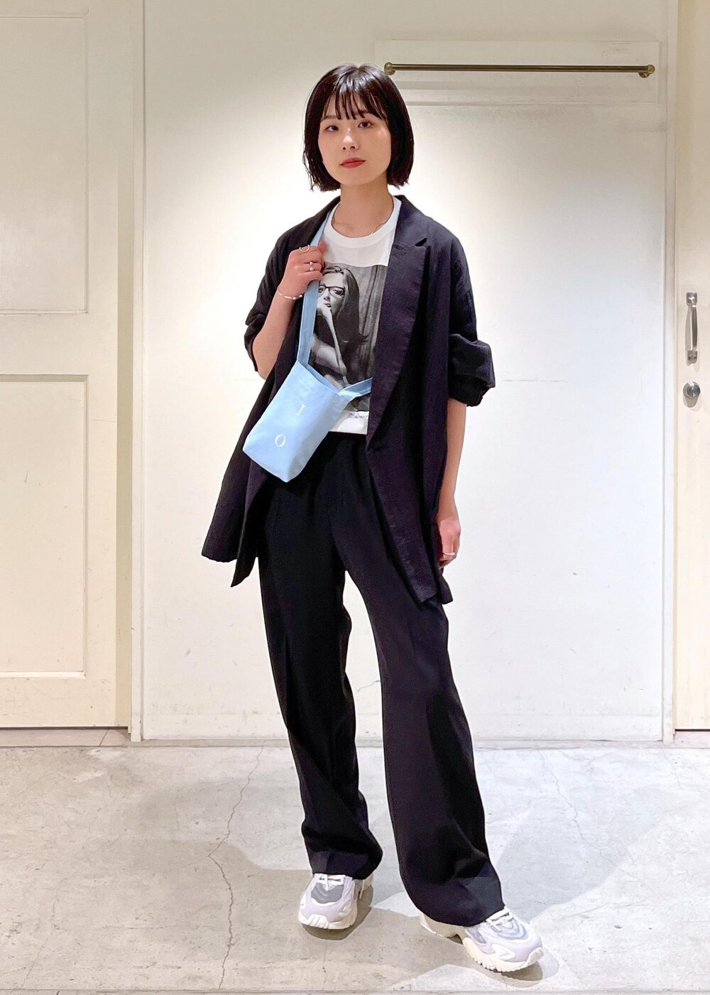 「オーガニックコットン、COUTURE D'ADAM、Tシャツ、スラックス、New Balance、ニューバランス、ノベルティ、NOVELTY、サコッシュ、ブルー、グレー、ブラック、ジャケット、パンツ、スニーカー」|「SALON adam et rope'のイージーリラックスストレートパンツ【UVケア・防シワ・吸水速乾・洗える】(スラックス、ブラック系)」を使った、michiruさん(レディース・156cm)の春コーディネートの2枚目の写真