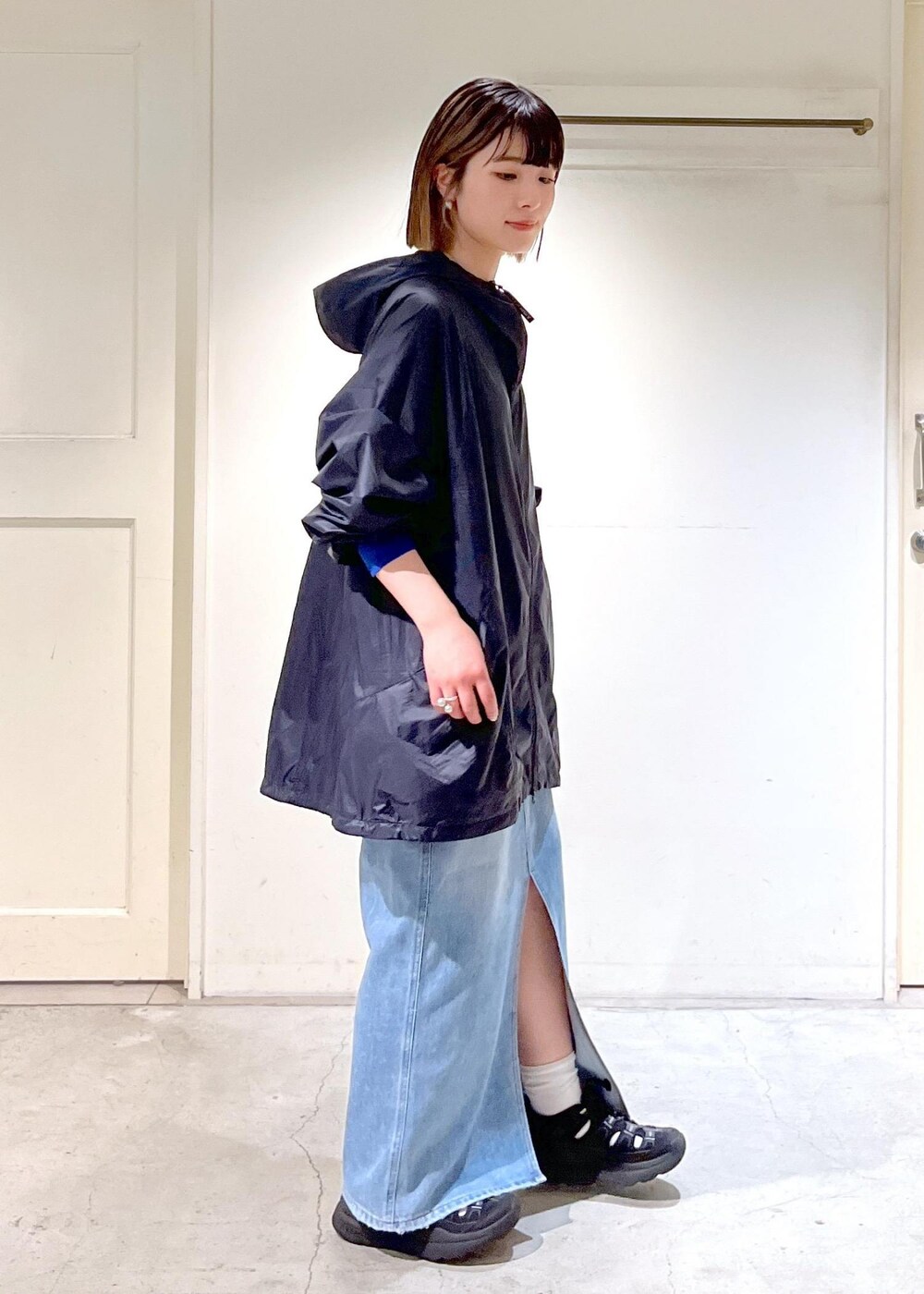 「Americana、ナイロンパーカー、シアー、RED CARD TOKYO、Cameron、デニムスカート、KEEN、WK450 SANDAL、BAGMATI、トートバッグ、ブラック、スカート、ブルー、デニム、サンダル」|「SALON adam et rope'のシアークルーネックロングスリーブTシャツ(Tシャツ/カットソー、ブルー系)」を使った、michiruさん(レディース・156cm)の春コーディネートの8枚目の写真