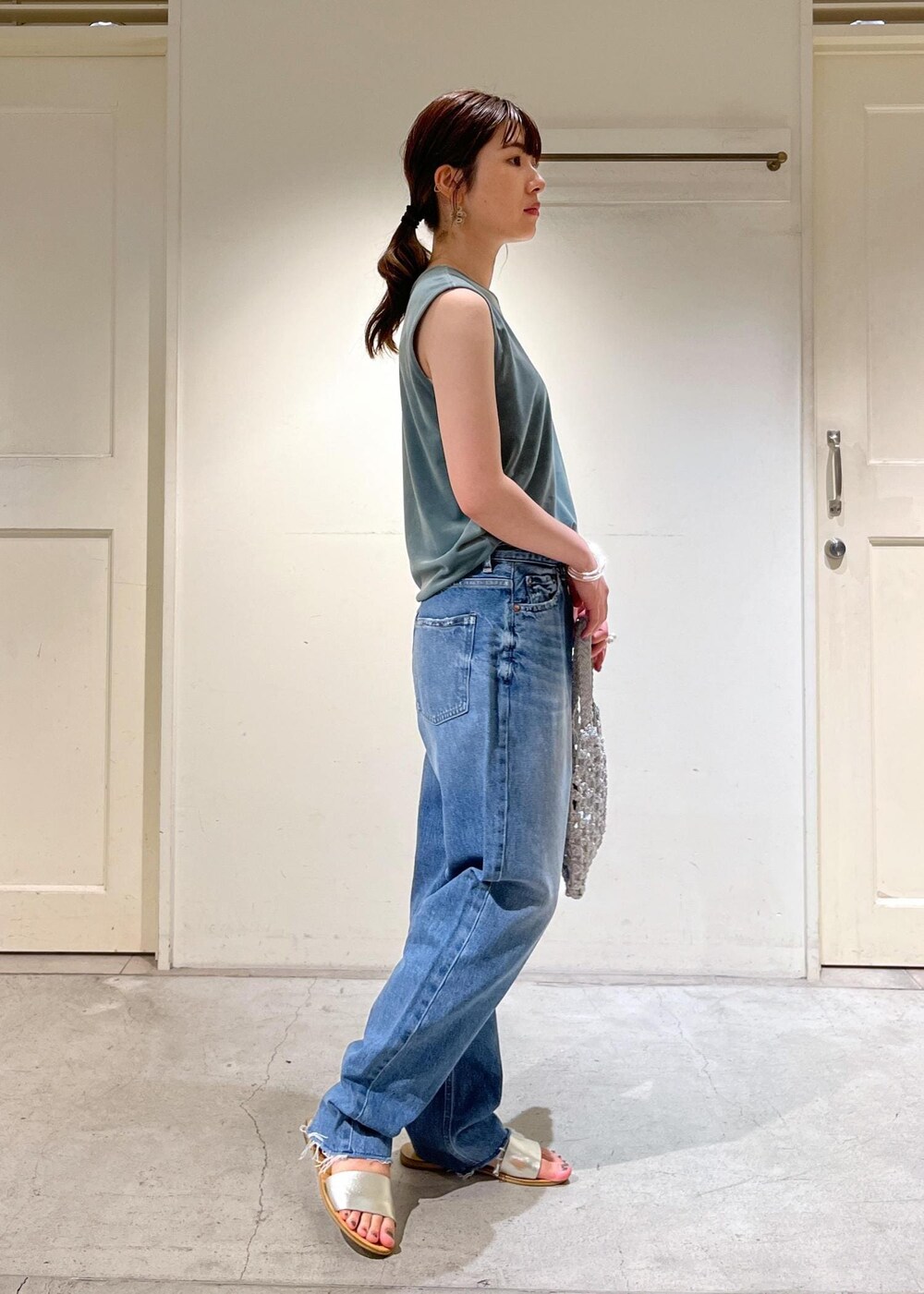 「23SS夏の新作、骨格ウェーブ、ブルベ、低身長、ベロア、redcardtokyo、The Bagmati、ザバグマティ、サロンアダムエロペ、ブルース、Blues、ホワイト、ハンドバッグ、グリーン、ノースリーブ」｜「The Bagmatiの【The Bagmati（ザ バグマティ）】ラメメッシュバッグ（ハンドバッグ、ホワイト系）」を使った、michiruさん（レディース・156cm）の夏コーディネートの4枚目の写真