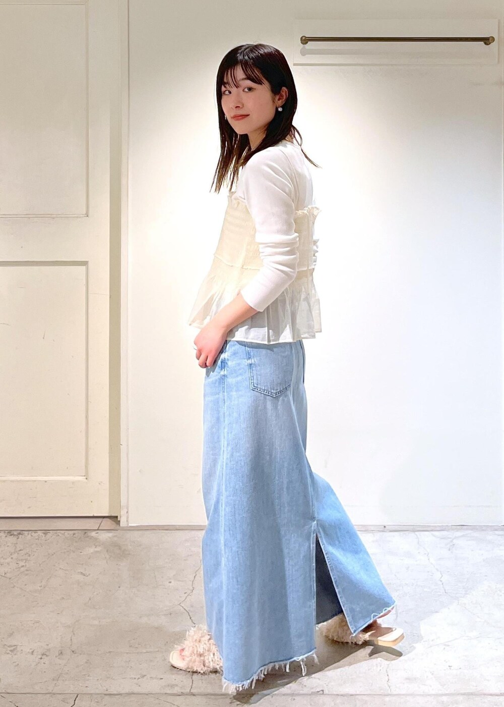 「Tシャツ、redcardtokyo、Vivan、デニム、スカート、ブルー、ミドルトートバッグ、レザー、Wminibag_pickup、初春コーデ、春コーデ、デートコーデ、お出かけコーデ、旅行コーデ、推し活コーデ」｜「SALON adam et rope'のスプリットレザーミドルトートバッグ/バケットバッグ（ショルダーバッグ、ベージュ系）」を使った、michiruさん（レディース・156cm）の春コーディネートの5枚目の写真