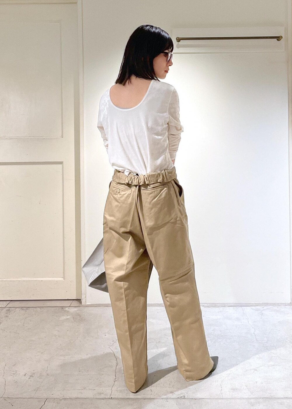 「新作、2way、クラッシュベロア、ロンT、Americana for SALON、Americana、TEMBEA×Americana×SALON、TEMBEA、ポシェット、グレー、ホワイト、プルオーバー、長袖、Tシャツ、ベージュ」｜「SALON adam et rope'のクラッシュベロア2WAYロングスリーブTシャツ【セットアップ対応・洗える】（Tシャツ/カットソー、ホワイト系）」を使った、michiruさん（レディース・156cm）の秋コーディネートの8枚目の写真