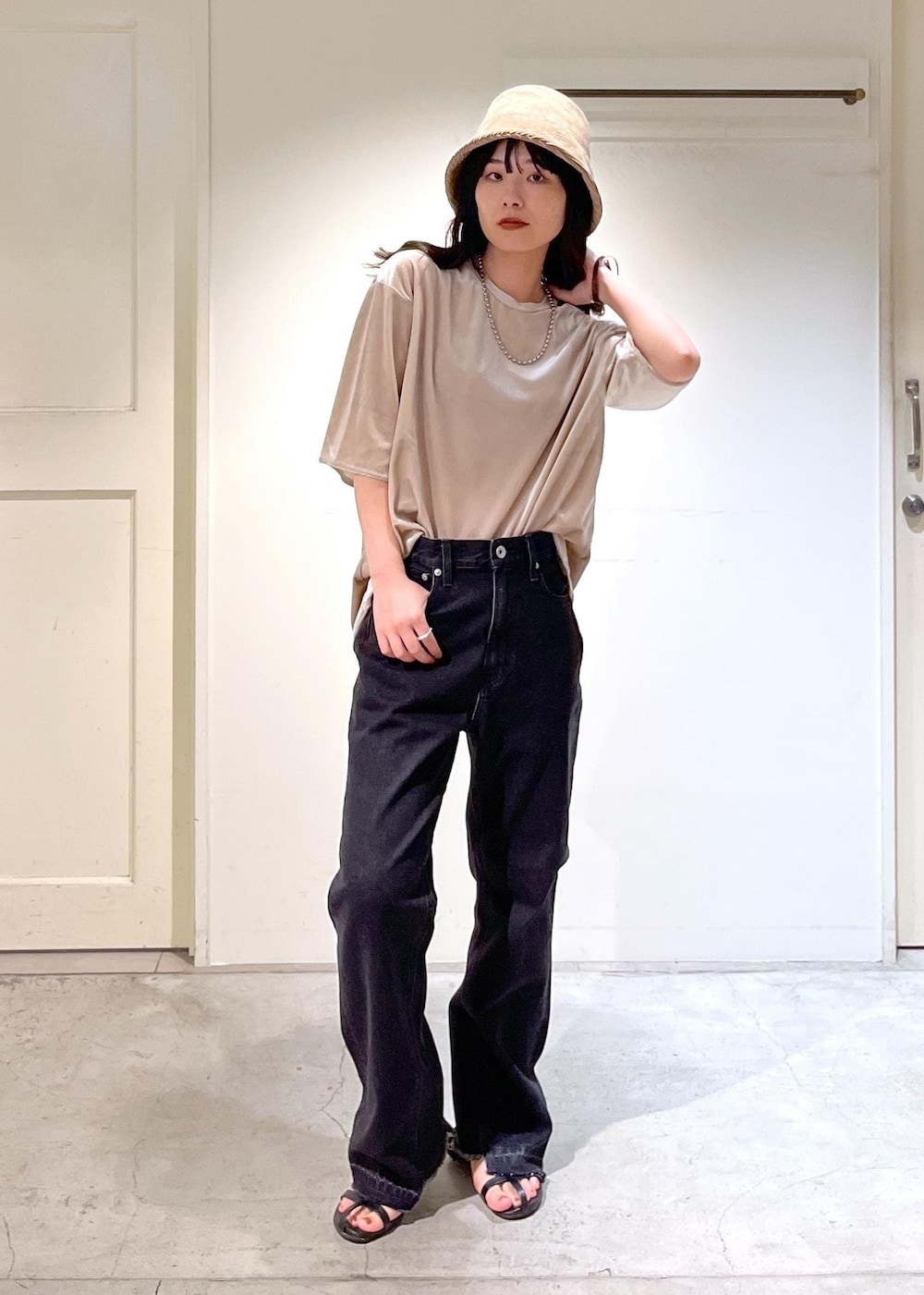 ブラック系のサンダル、グレー系のデニムパンツ、ベージュ系のTシャツ/カットソーを着用したレディースの夏コーディネートの8枚目の写真