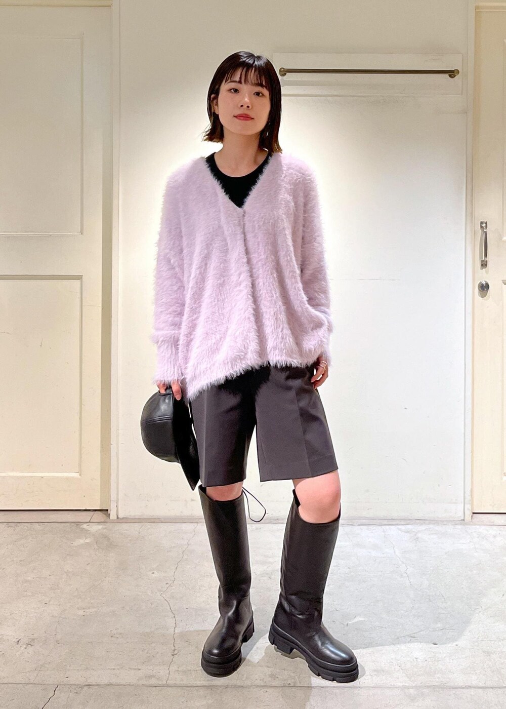 「23AW秋の新作、骨格ウェーブ、ブルベ、低身長、サロンアダムエロペ、Smile Cotton、REMME、ニット、キャップ、ブーツ、秋冬コーデ、ハーフパンツ、きれいめカジュアル」|「SALON adam et rope'の【Smile Cotton】カップ付きアメリカンスリーブタンクトップ(タンクトップ、ブラック系)」を使った、michiruさん(レディース・156cm)の秋コーディネートの3枚目の写真