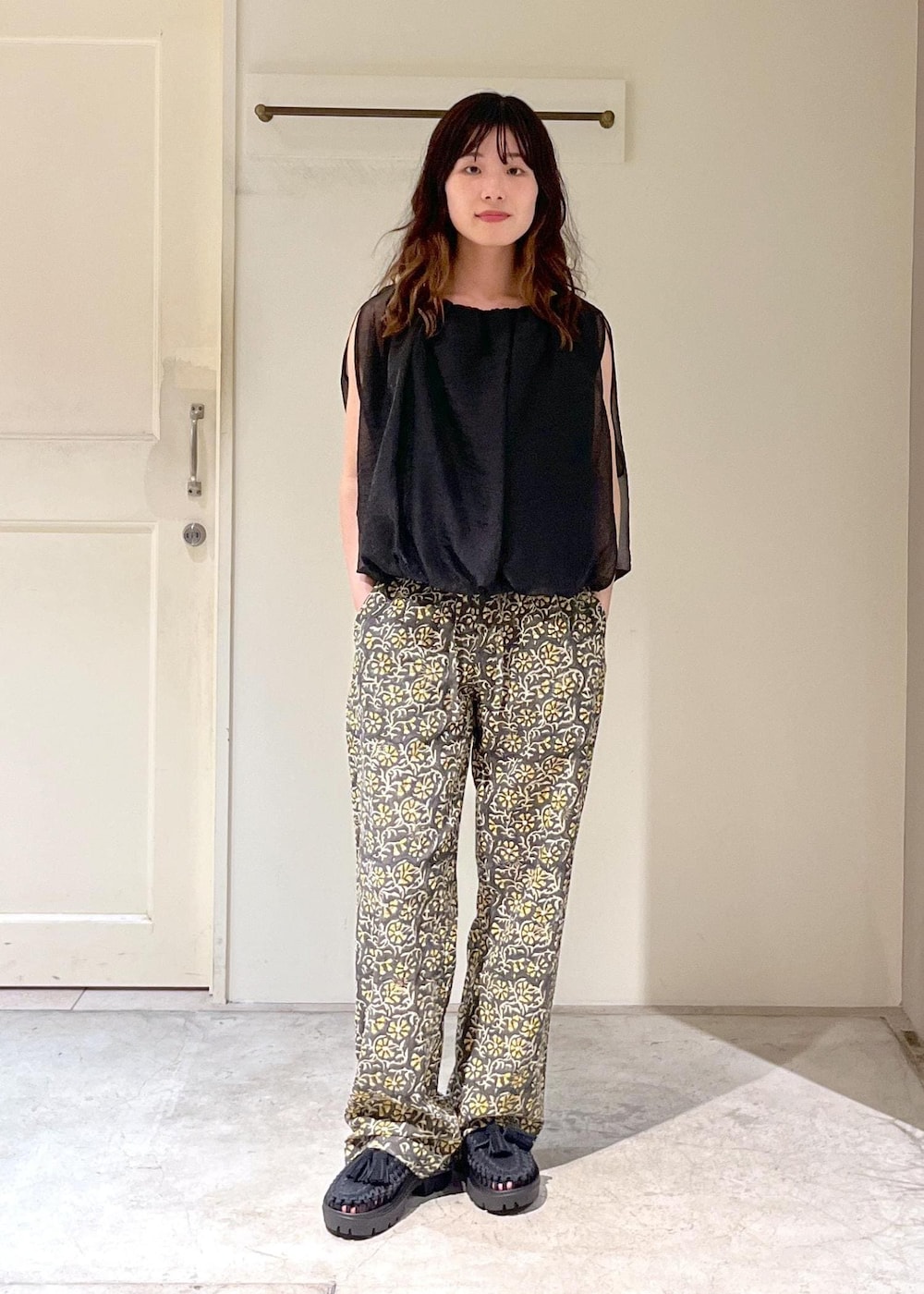 「COUTURE D'ADAM、Block print trousers、柄パンツ、KEEN、UNEEK PLT TASSELL、タッセル、ミニバッグ、レザー、春コーデ、初夏コーデ、夏コーデ、デートコーデ、お出かけコーデ、旅行コーデ、アウトドアコーデ」｜「SALON adam et rope'のスプリットレザードロストミニショルダー/巾着バッグ（ショルダーバッグ、ブラック系）」を使った、michiruさん（レディース・156cm）の春コーディネートの8枚目の写真