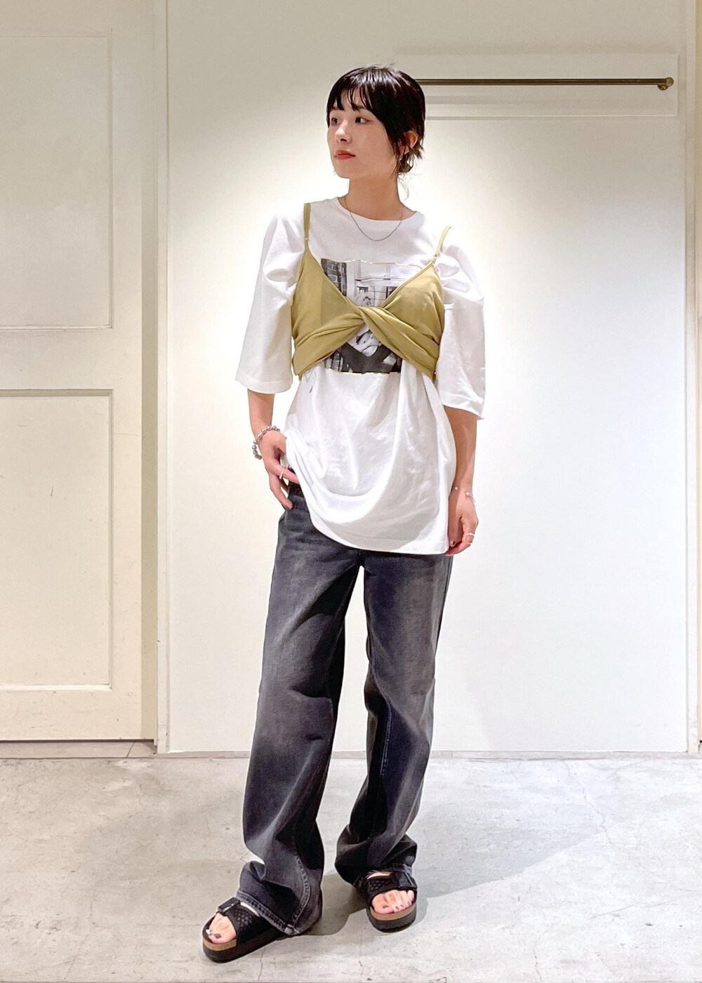 「audrey hepburn、audrey hepburn collection by jun、オードリー・ヘプバーン、オードリー・ヘプバーンコレクションバイジュン、nu=layer、healthy denim、ヘルシーデニム、BIRKENSTOCK、Arizona Platform Flex Mesh、Pink Pepper、ホワイト、ベージュ、Tシャツ、イエロー、プリント」｜「SALON adam et rope'のジャガードワンハンドルバッグ（ハンドバッグ、ベージュ系）」を使った、michiruさん（レディース・156cm）の夏コーディネートの7枚目の写真