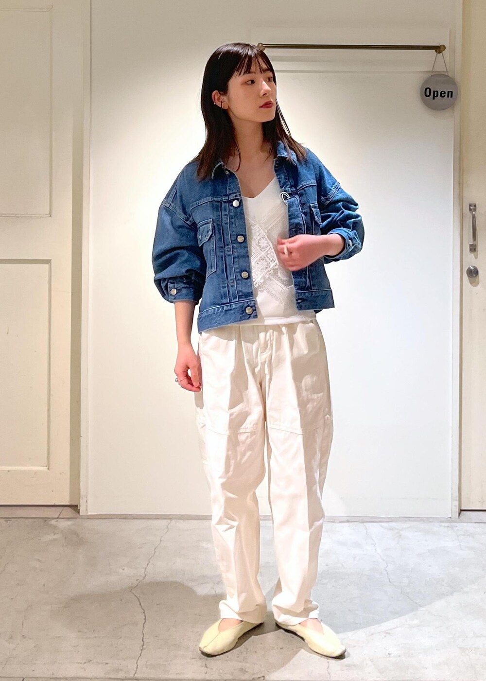 「redcardtokyo、デニムジャケット、デニム、ブルー、ホワイト、レース、ビスチェ、近江晒、カービーパンツ、オーガニックコットン、チェーンバッグ、クラッチバッグ、レザー、カーキ、Lafayette」|「SALON adam et rope'の【2WAY】レザースクエアチェーンクラッチショルダーバッグ(ショルダーバッグ、グリーン系)」を使った、michiruさん(レディース・156cm)の冬コーディネートの5枚目の写真