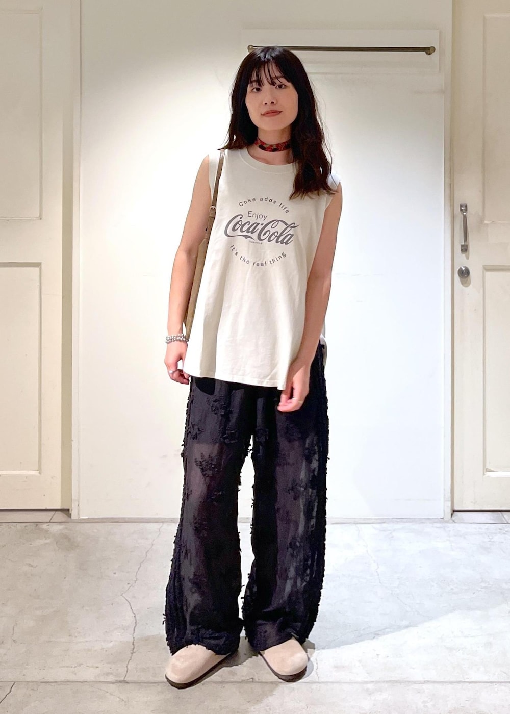 「Coca-Cola COLLECTION by JUN、Coca-Cola、コカ・コーラ、ロゴ、ベージュ、crinkle crinkle crinkle、シアー、ブラック、BIRKENSTOCK、Boston、WS、Ultrasuede(R)、初夏コーデ、夏コーデ、初秋コーデ」｜「BIRKENSTOCKの【BIRKENSTOCK(ビルケンシュトック)】Boston/ボストン（サンダル、グレー系）」を使った、michiruさん（レディース・156cm）の夏コーディネートの3枚目の写真
