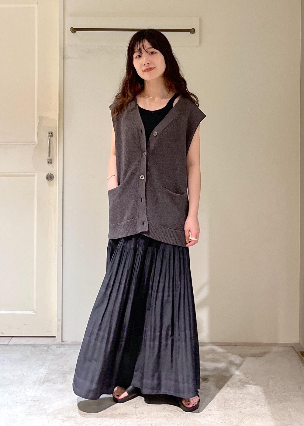 「ペーパーヤーン、和紙、チャコール、gicipi、TURCHESE、BIRKENSTOCK、Arizona Big Buckle EVA、African Square、カゴバッグ、初夏コーデ、夏コーデ、デートコーデ、お出かけコーデ、旅行コーデ、アウトドアコーデ」|「SALON adam et rope'の【African Square(アフリカンスクエアー)】ボルガ丸底ウェーブカゴ小(トートバッグ、ホワイト系)」を使った、michiruさん(レディース・156cm)の夏コーディネートの6枚目の写真