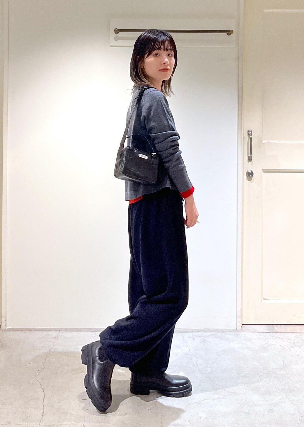 「ウォッシャブルウール、レッド、Americana for SALON、Americana、スウェット、REMME、R&D.M.Co-OLDMAN'S TAILOR、ショルダーバッグ、ウエストポーチ、ミニバッグ、グレー、ネイビー、ブラック、レザー、厚底」｜「SALON adam et rope'のウォッシャブルウールクルーネックカーディガン（カーディガン/ボレロ、グレー系）」を使った、michiruさん（レディース・156cm）の秋コーディネートの5枚目の写真