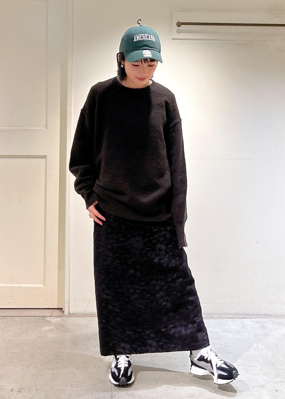 「アルパカ、ワンピース、キャミワンピース、ジャガード、桐生織、NEW BALANCE、ニューバランス、ブラック、Americana、アメリカーナ、キャップ、グリーン、ブラウン、プルオーバー、ニット」｜「SALON adam et rope'の【NIPPON CULTURE】ジャガードキャミワンピース（ワンピース、ブラック系）」を使った、michiruさん（レディース・156cm）の秋コーディネートの2枚目の写真