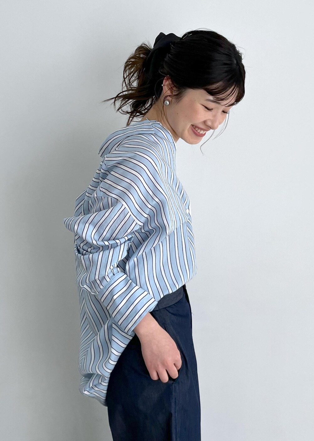 「オーバーシャツ、ストライプ、ブルー、Hug Silk、シルク、ネイビー、デニム、シルバー、レザー、初春コーデ、春コーデ、デートコーデ、お出かけコーデ、旅行コーデ、アウトドアコーデ」|「SALON adam et rope'のHug Silk ラウンドネックタンクトップ(タンクトップ、ブルー系)」を使った、michiruさん(レディース・156cm)の春コーディネートの8枚目の写真