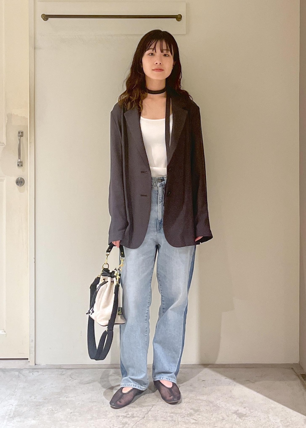 「羽織、チャコール、プリマベール、インナー、ホワイト、KURO for SALON、デニム、OPTIMA、REMME、Brady、ミニバッグ、ELY、初春コーデ、春コーデ、お仕事コーデ」|「REMMEの【REMME(レメ)】メッシュフラットシューズ(パンプス、ブラック系)」を使った、michiruさん(レディース・156cm)の春コーディネートの2枚目の写真