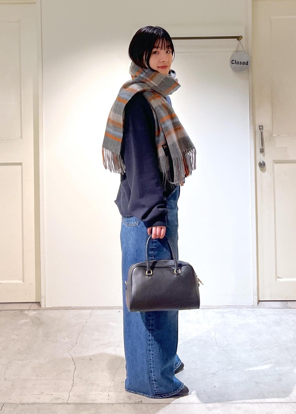 「Americana、スウェット、クロップド丈、プルオーバー、ロゴ、ネイビー、smile cotton、ハイネック、Tシャツ、ホワイト、インナー、デニム、バギーパンツ、ショートブーツ、REMME」｜「AULENTTIの【AULENTTI（オーレンティ）】DOLLAROボストンバッグ（ボストンバッグ、ブラック系）」を使った、michiruさん（レディース・156cm）の冬コーディネートの3枚目の写真