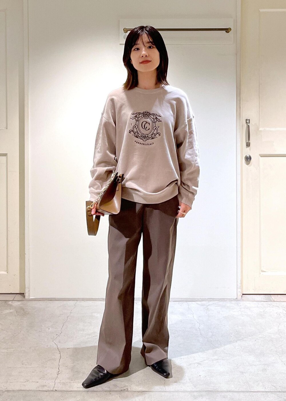「CreamyCotton、クリーミーコットン、ベージュ、ブラウン、レザーバッグ、チェーンバッグ、プルオーバー、ロゴ、センタープレス、初秋コーデ、秋コーデ、初冬コーデ、お仕事コーデ、デートコーデ、お出かけコーデ」｜「SALON adam et rope'のエンブロイダリースウェット-CreamyCotton /クリーミーコットン-（スウェット、ベージュ系）」を使った、michiruさん（レディース・156cm）の夏コーディネートの3枚目の写真