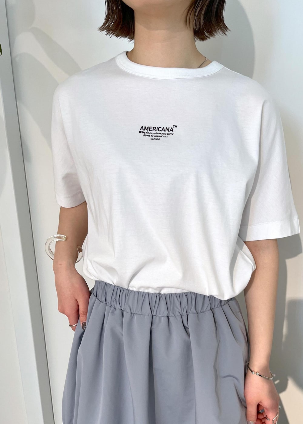 「シアー、ブルゾン、Tシャツ、ロゴ、アメリカーナ、シャーリングスカート、ZOZO限定、サックスブルー、ショルダーバッグ、フェイクレザー、スニーカー、ブラック、スカート、ブルー、ホワイト」｜「AMERICANAの【Americana（アメリカーナ）】ロゴプリントTシャツ（Tシャツ/カットソー、ホワイト系）」を使った、michiruさん（レディース・156cm）の春コーディネートの9枚目の写真