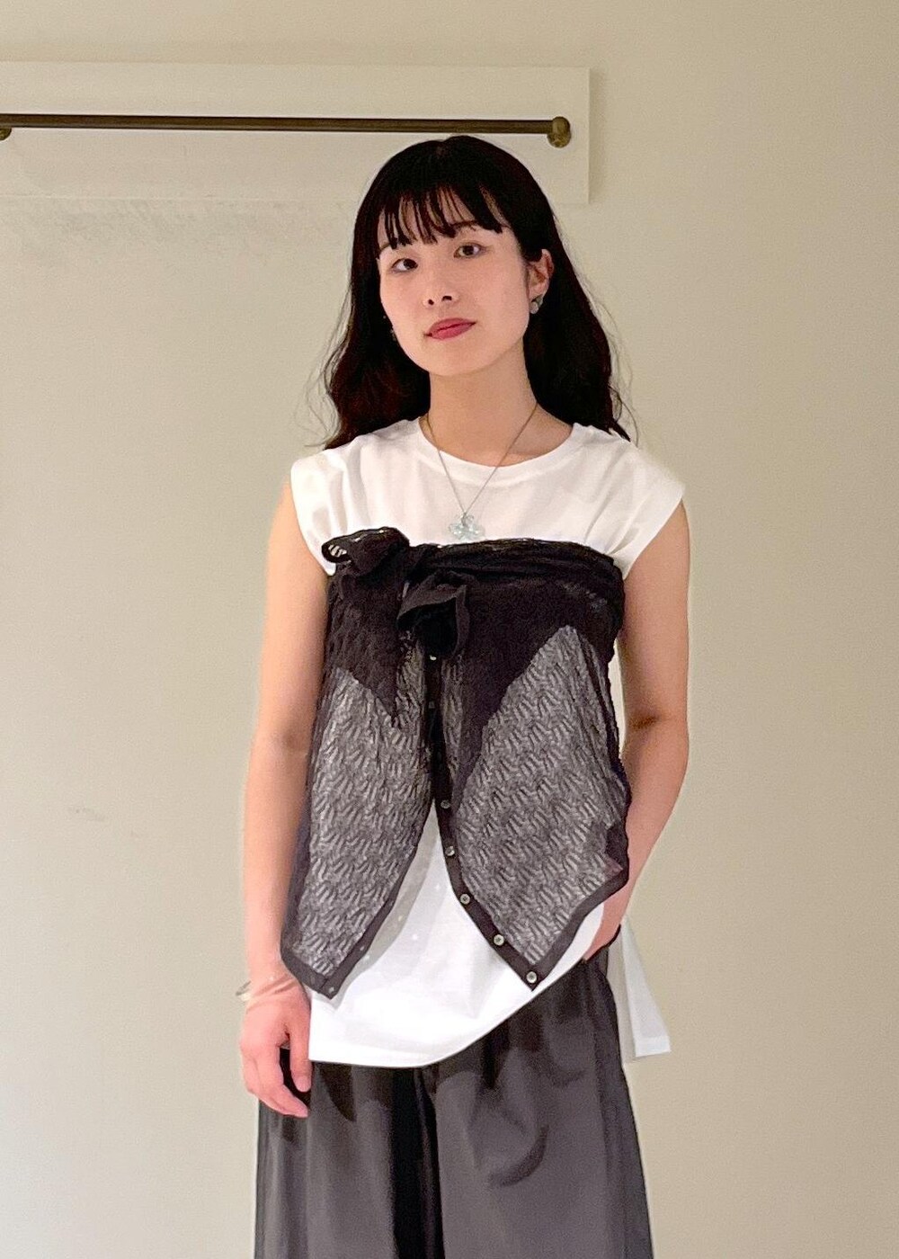 「羽織、レース、チャコール、プリマヴェール、オーガニックコットン、カーヴィーパンツ、MOHI、BAGMATI、シルバー、春コーデ、初夏コーデ、夏コーデ、デートコーデ、お出かけコーデ、旅行コーデ」|「MOHIの【MOHI(モヒ)】サンダル(サンダル、ブラック系)」を使った、michiruさん(レディース・156cm)の春コーディネートの7枚目の写真