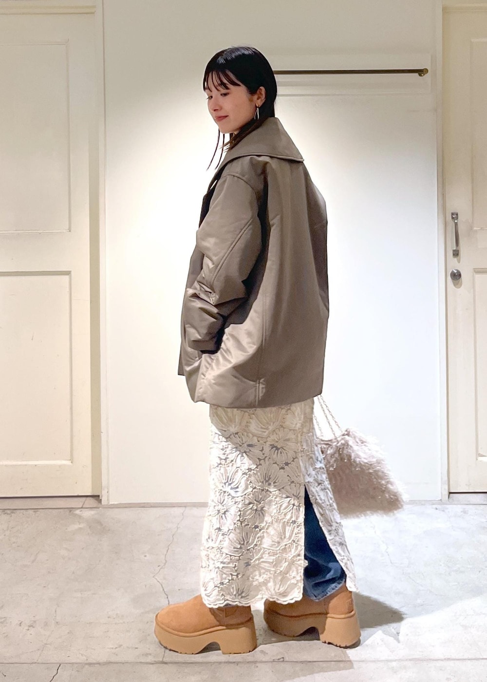「THIN DOWN、ダウン、アウター、Pコート、ジャケット、カーキ、Tシャツ、ベロア、ホワイト、シアー、プルオーバー、レース、フラワーモチーフ、刺繍、タイトスカート」｜「SALON adam et rope'のTHIN DOWN(シンダウン)Pコート（ダウンジャケット/コート、グリーン系）」を使った、michiruさん（レディース・156cm）の冬コーディネートの7枚目の写真